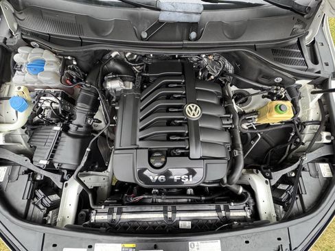 Used 2017 Volkswagen Touareg Sport image 18