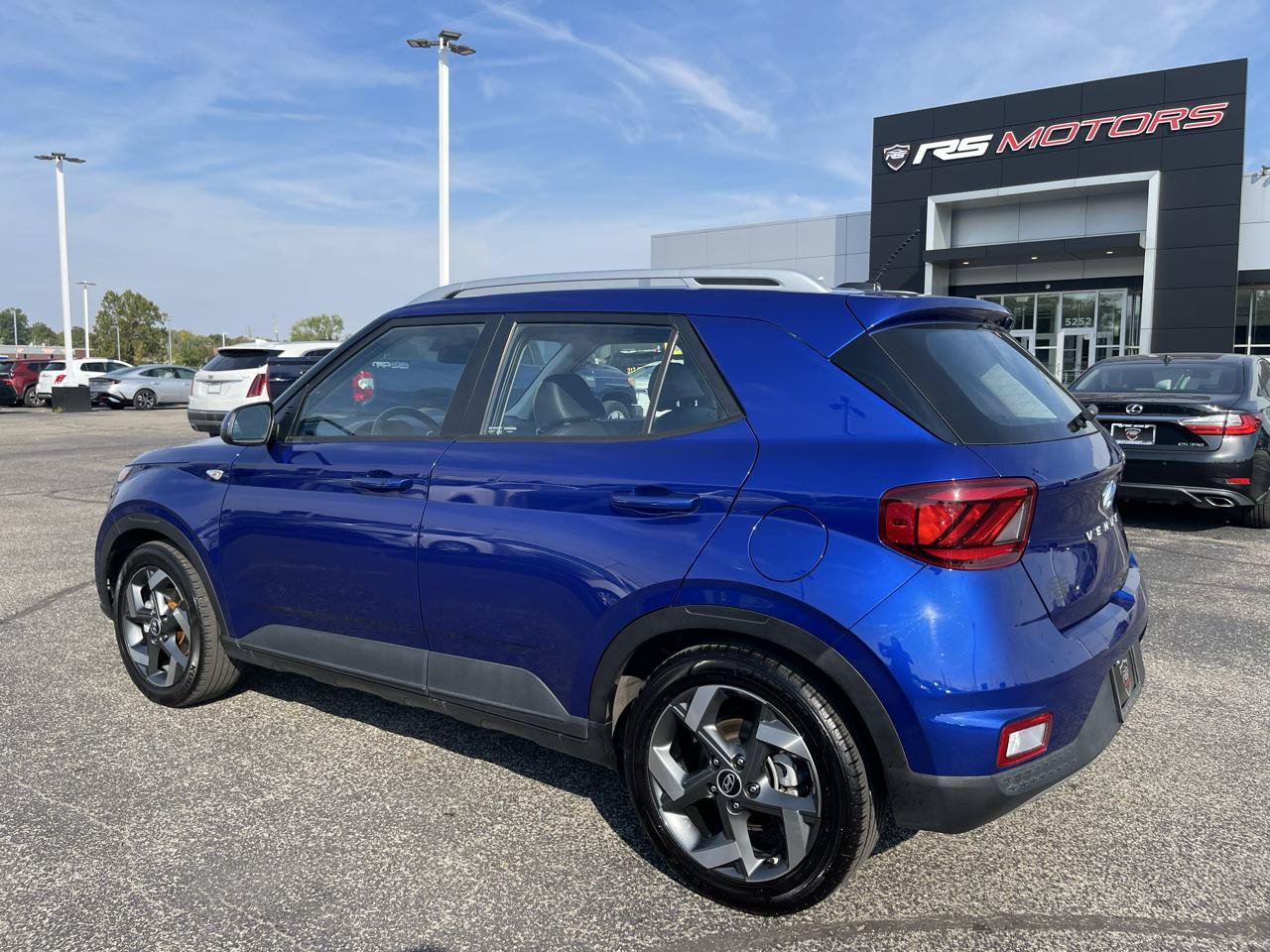 Used 2023 Hyundai Venue Limited FWD image 3