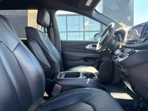 Used 2022 Chrysler Pacifica Touring-L w/ Uconnect Theater Family Group FWD image 11