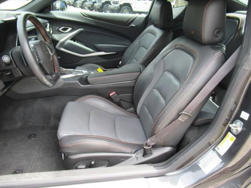 Used 2017 Chevrolet Camaro LT RWD image 15