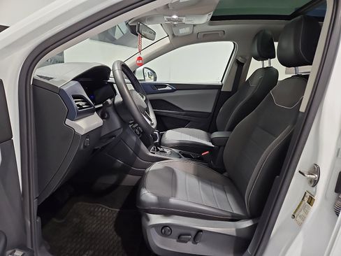 Used 2023 Volkswagen Taos SE w/ Panoramic Sunroof Package image 9