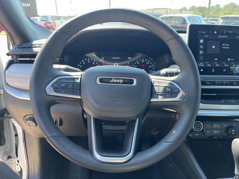 Used 2025 Jeep Compass Limited AWD/4WD image 17