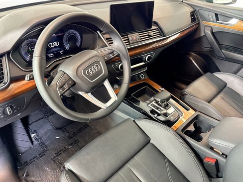 Used 2024 Audi Q5 e Premium w/ Convenience Package image 9