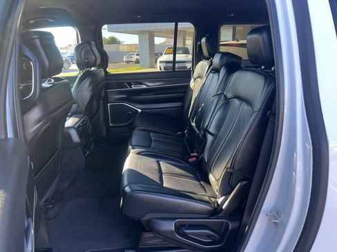 Used 2024 Jeep Wagoneer L Series II RWD image 30