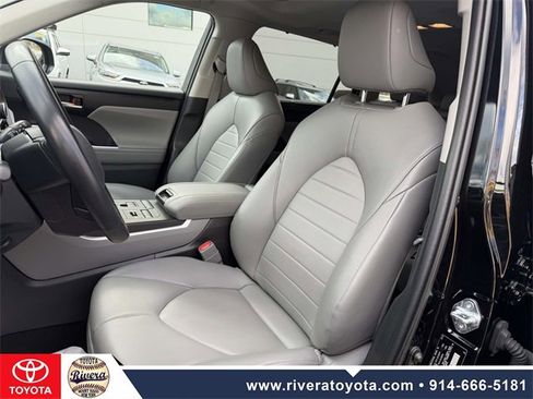 Used 2022 Toyota Highlander XLE image 12