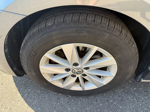 Used 2015 Volkswagen Golf S image 9