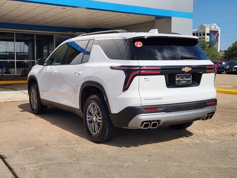 Certified 2025 Chevrolet Traverse LT FWD image 8