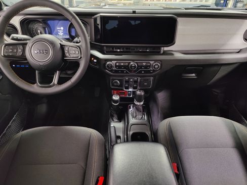 Used 2024 Jeep Wrangler Unlimited image 16