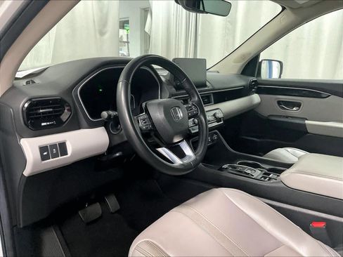 Used 2025 Honda Pilot EX-L image 8