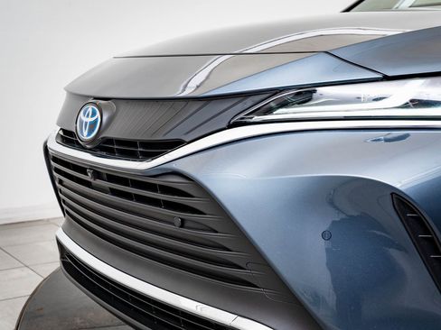 Used 2023 Toyota Venza Limited image 3