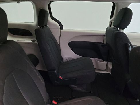 Used 2017 Chrysler Pacifica Touring FWD image 19