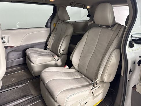 Used 2014 Toyota Sienna XLE image 21