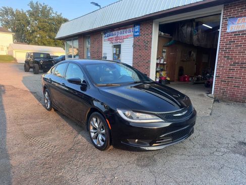 Used 2016 Chrysler 200 S w/ Comfort Group FWD image 2