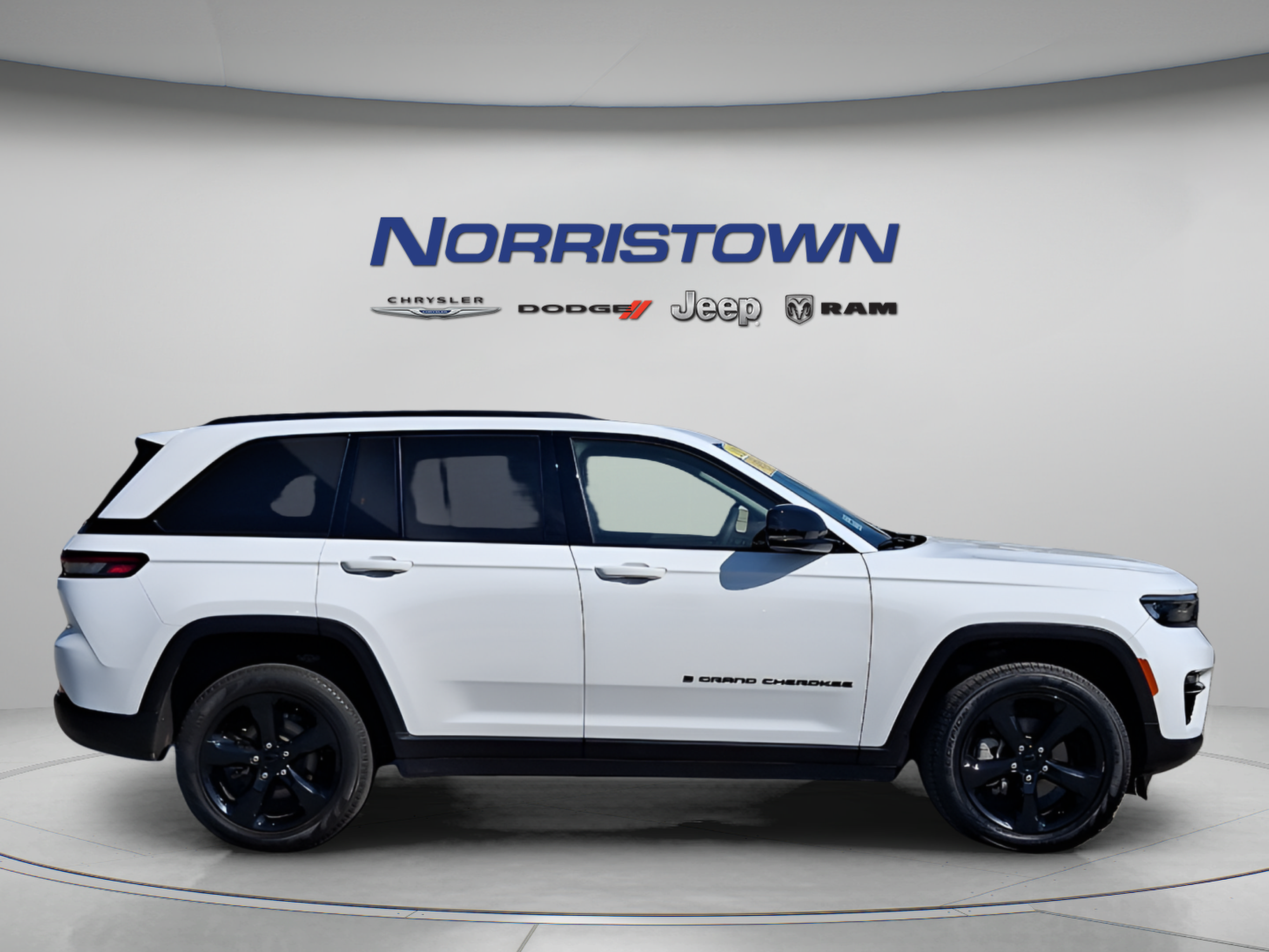 Used 2023 Jeep Grand Cherokee Limited w/ Black Appearance Package AWD/4WD image 7