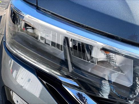 Used 2024 Volkswagen Taos SE image 29