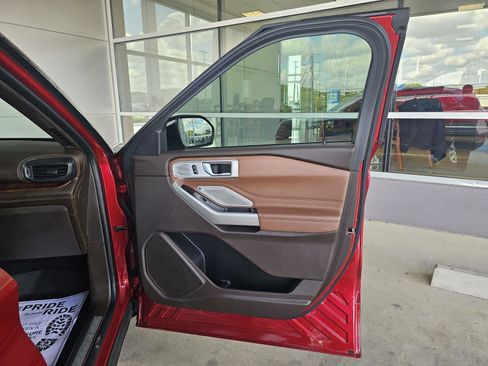 Used 2022 Ford Explorer King Ranch w/ Premium Technology Package image 11