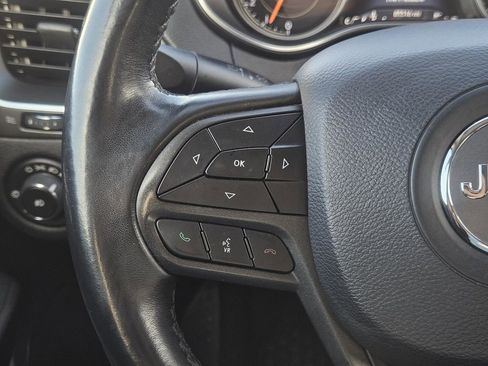 Used 2019 Jeep Cherokee Trailhawk image 17