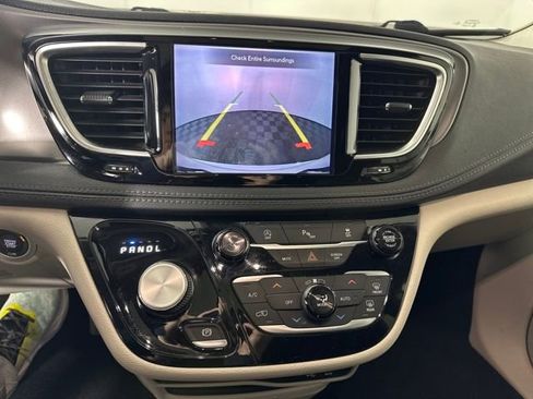 Used 2019 Chrysler Pacifica Limited image 22