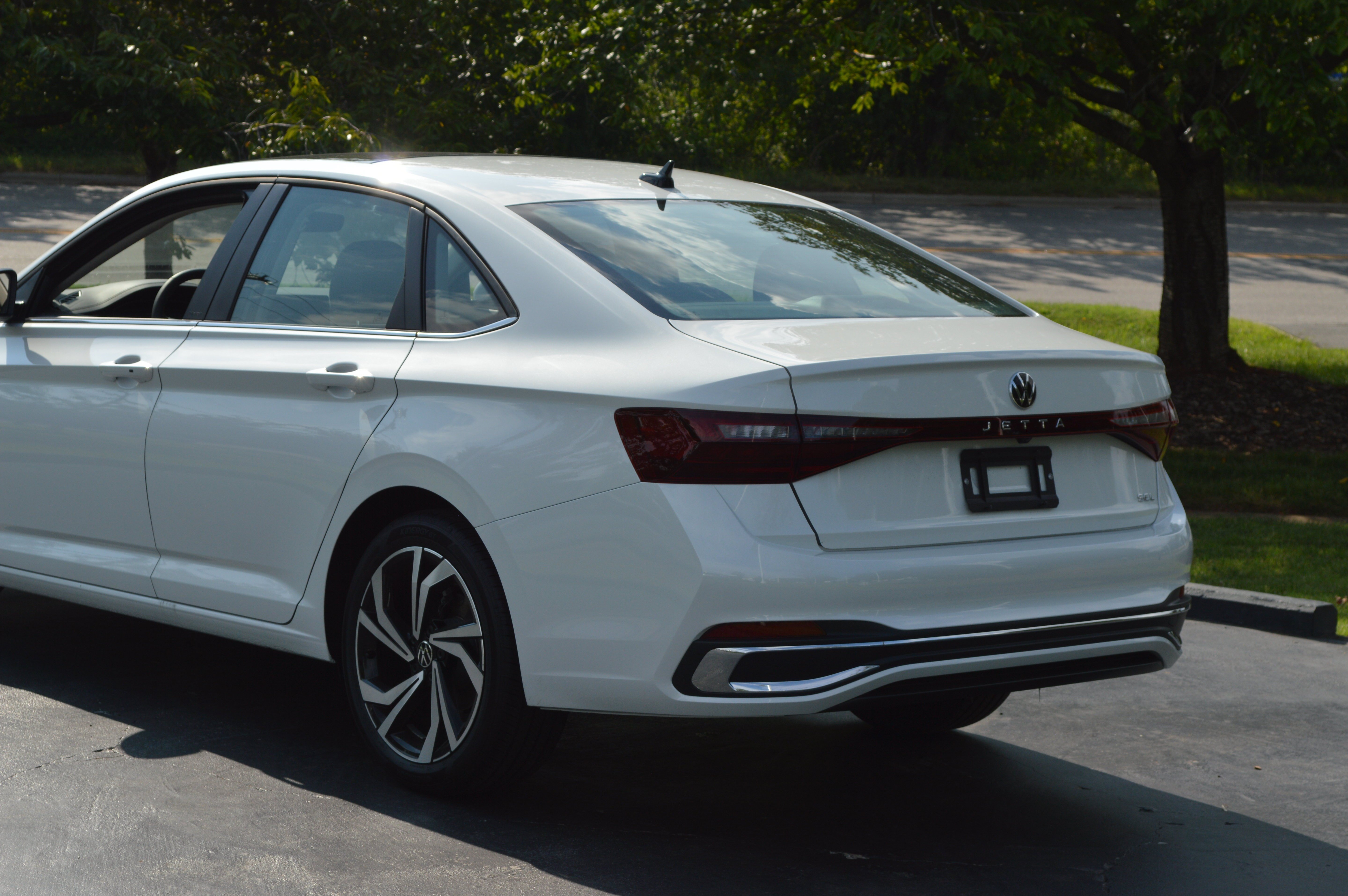 Used 2026 Volkswagen Jetta SEL FWD image 3