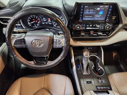 Used 2021 Toyota Highlander XLE FWD image 48