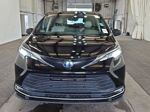 Used 2022 Toyota Sienna XLE image 2