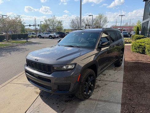 Used 2023 Jeep Grand Cherokee L Laredo image 7