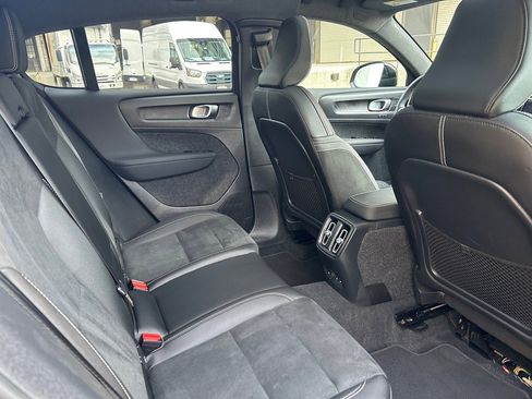 Certified 2022 Volvo C40 P8 Recharge Ultimate image 18