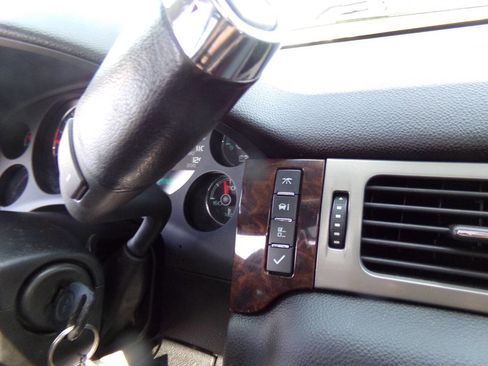 Used 2013 GMC Yukon XL Denali image 23