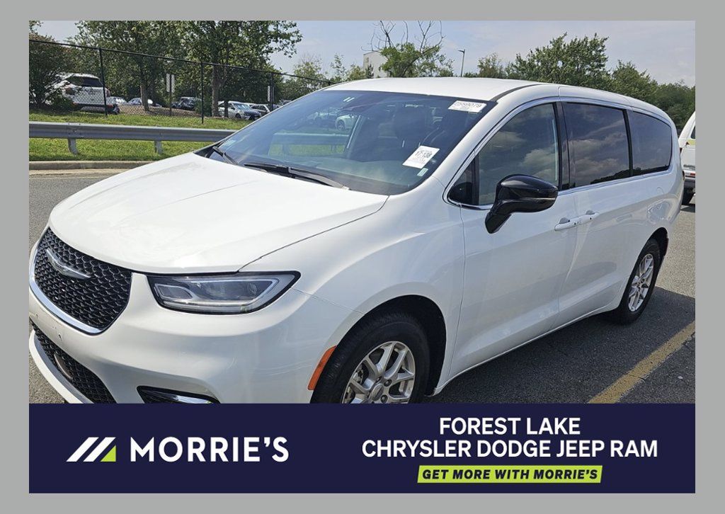 Used 2025 Chrysler Pacifica Select FWD image 1