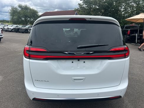 New 2027 Chrysler Pacifica Select FWD image 6