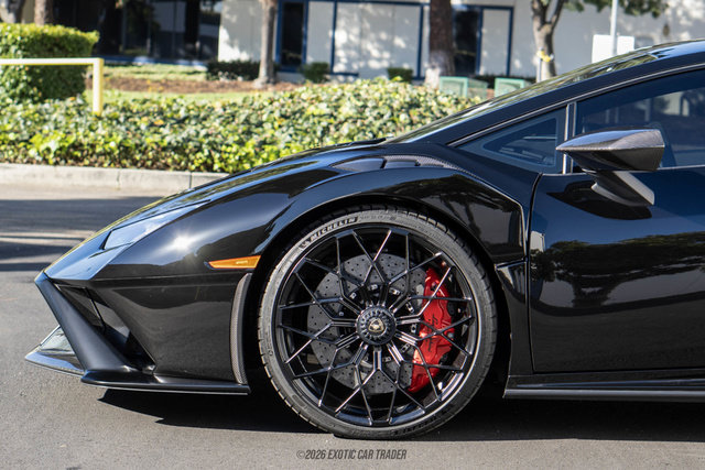 Used 2021 Lamborghini Huracan STO RWD image 3