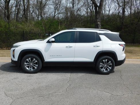 Used 2025 Chevrolet Equinox LT w/ Convenience Package II image 2