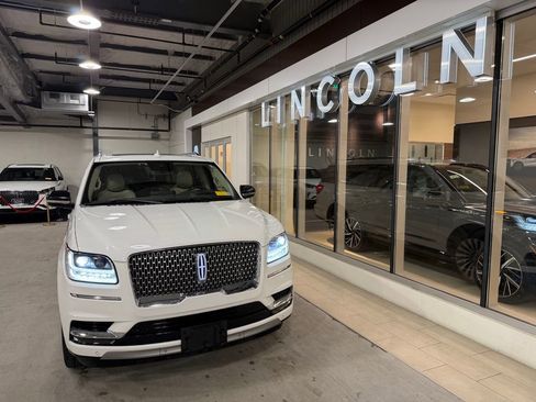 Used 2021 Lincoln Navigator L Reserve w/ Luxury Package image 2