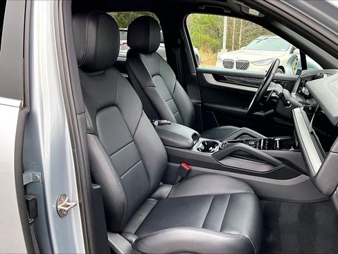 Used 2024 Porsche Cayenne image 16