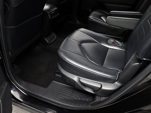 Used 2023 Toyota Highlander XLE image 26