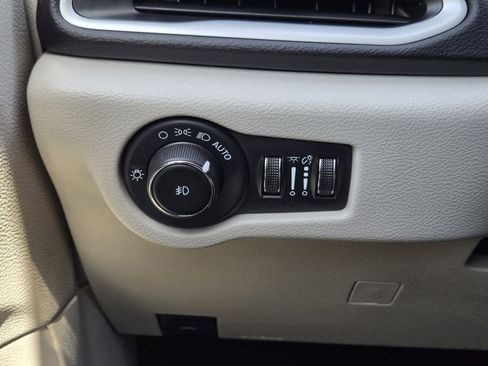 Used 2024 Chrysler Pacifica Touring-L FWD image 24