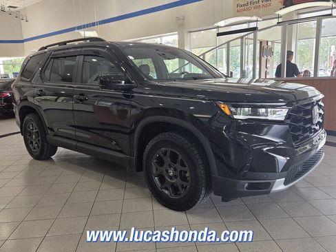 Used 2024 Honda Pilot TrailSport image 3