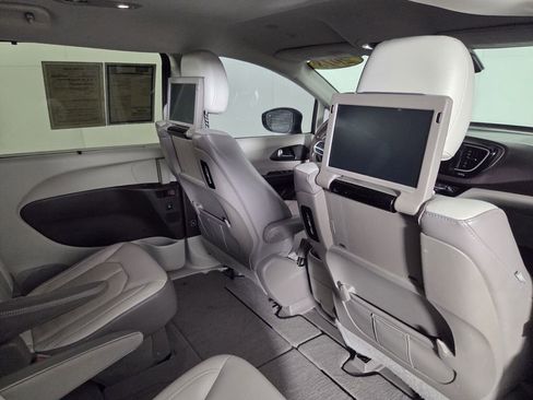 Used 2018 Chrysler Pacifica Touring-L Plus w/ Advanced Safetytec Group image 31