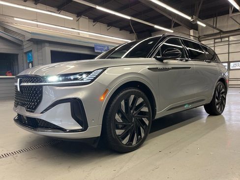 Used 2024 Lincoln Nautilus Black Label w/ Jet Appearance Package (87T) image 3