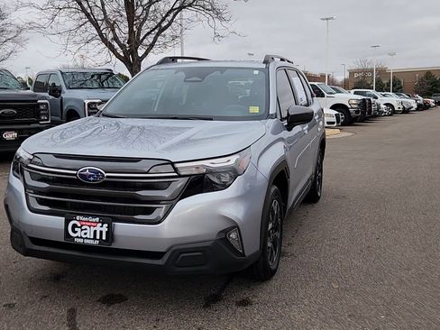 Used 2025 Subaru Forester Premium image 2