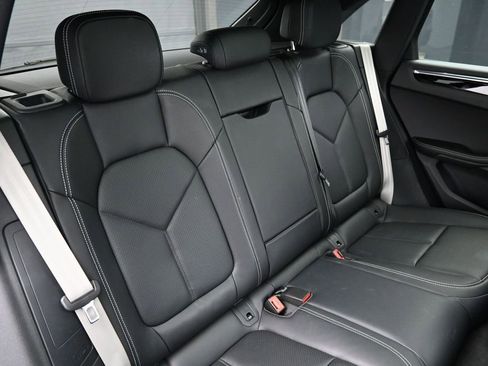Certified 2025 Porsche Macan AWD/4WD image 28