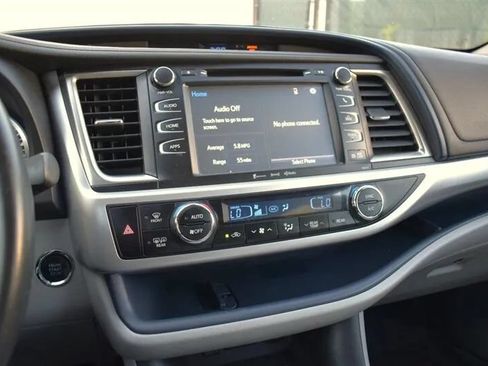 Used 2018 Toyota Highlander XLE AWD/4WD image 20