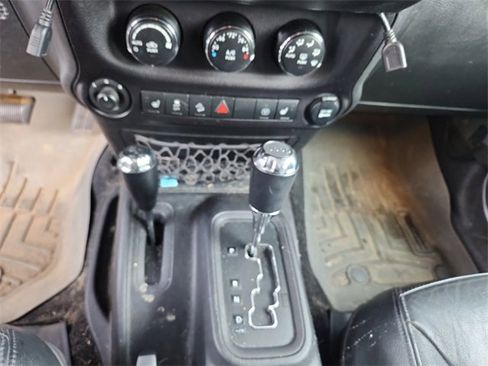 Used 2015 Jeep Wrangler Unlimited Sahara image 15