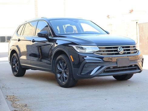 Used 2023 Volkswagen Tiguan SE w/ Panoramic Sunroof Package FWD image 2