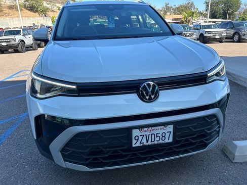 Used 2025 Volkswagen Taos SE FWD image 4