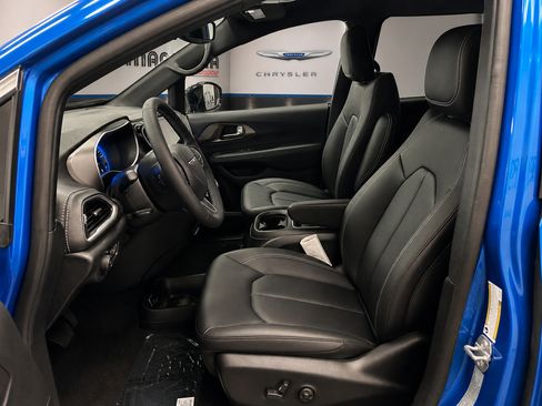 New 2027 Chrysler Pacifica Select FWD image 6