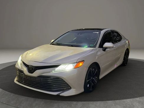 Used 2018 Toyota Camry XLE image 2