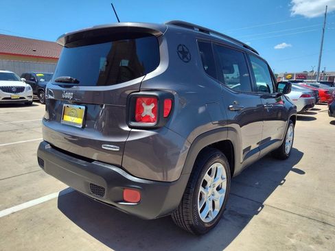Used 2016 Jeep Renegade Latitude FWD image 4
