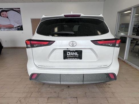 Used 2024 Toyota Highlander XLE image 14