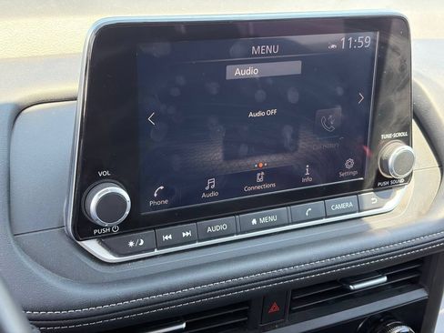 Used 2025 Nissan Rogue SV FWD image 11
